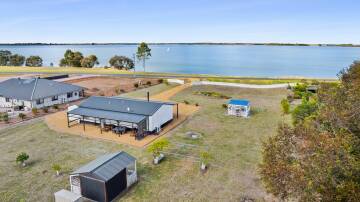Amazing home with views over Lake Bolac